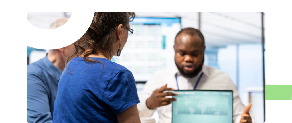 it person train his colleagues on a software pointing his laptop